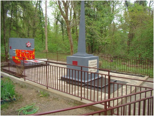 Братская могила 70 советских воинов, погибших в боях с фашистскими захватчиками, 1942-1943 годы