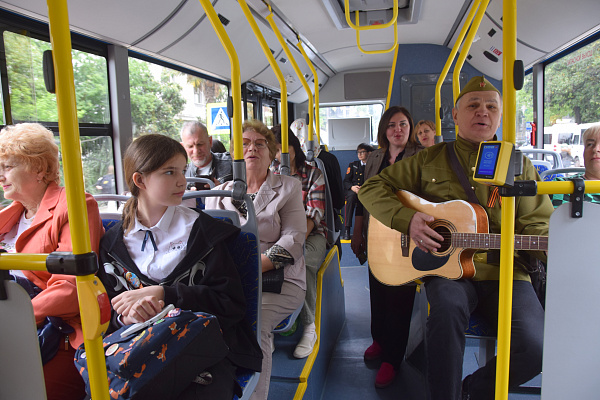 В автобусах Сочи в преддверии Дня Победы звучали песни военных лет 