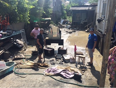 Более 1000 волонтеров помогают справиться с последствиями паводка в домах сочинцев