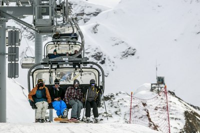 Волонтеры и работники администрации заступили на дежурства в горнолыжных курортах Сочи