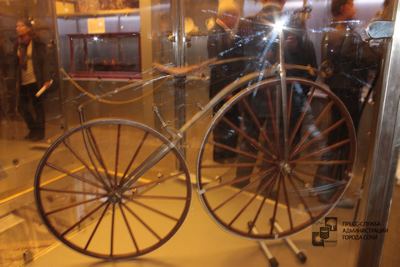 Трехколесный велосипед и деревянная ракетка. Выставка раритетного спортинвентаря открылась в Сочи