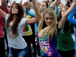 Танцевальным флэшмобом встретила открытие курортного сезона сочинская молодежь 