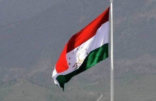 Точикистон россия. Байрак Таджикистан. Флаг Таджикистана. Флаг Душанбе. Флаг Таджикистана в Душанбе.