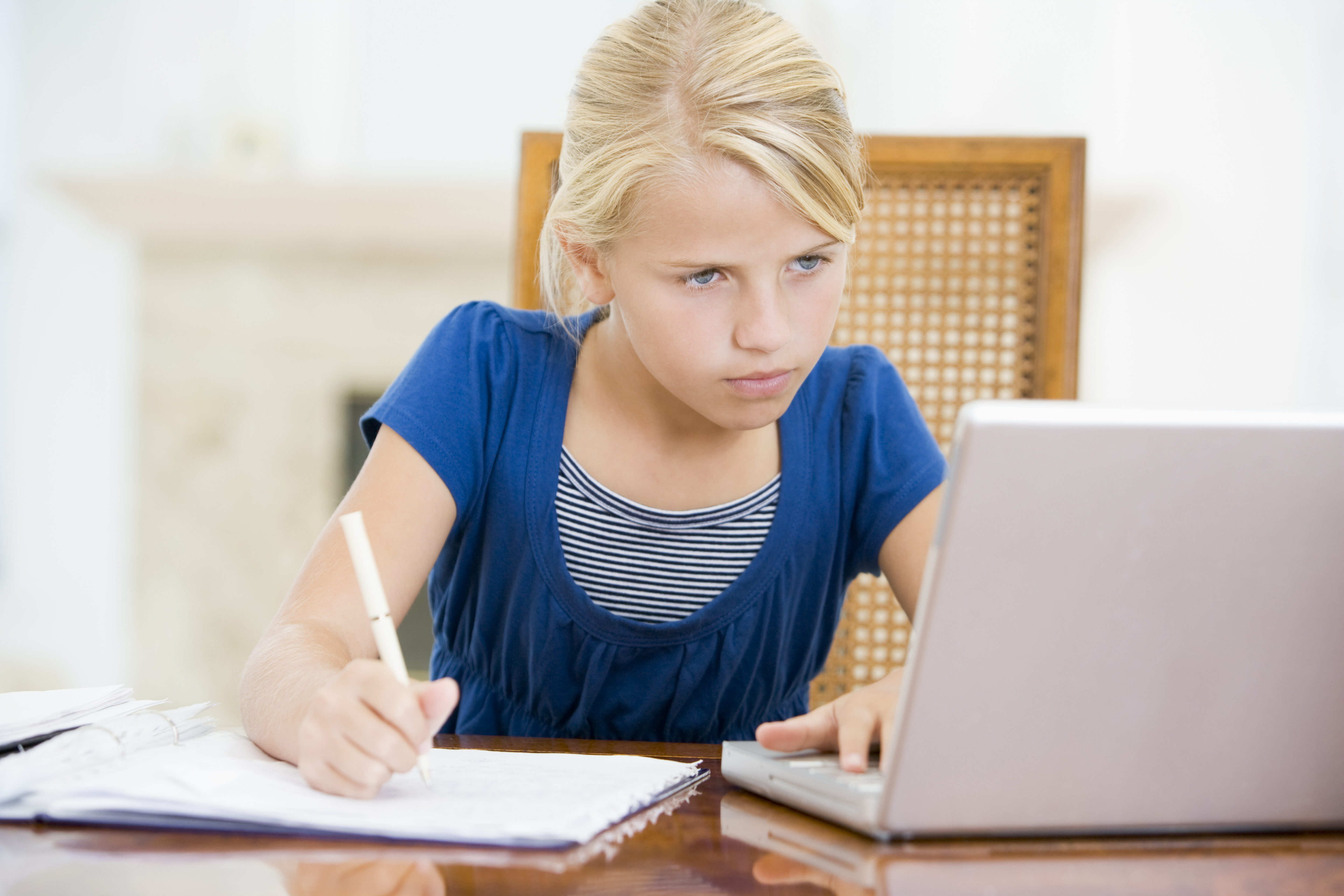 Уроки подготовка домашнего задания. Подросток и компьютер. Ученик за компьютером. Подросток за компьютером. Ребенок за компьютером.