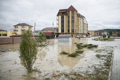 Жителям подтопленных домов в поселке Мирный начали развозить сухпайки