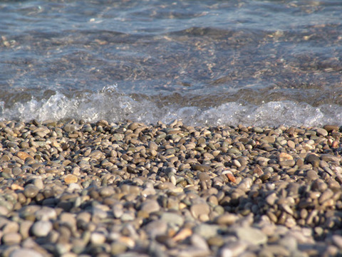Отсыпать пляжи Сочи арендаторам предлагают речной галькой