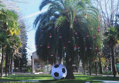 Футбольный-новогодний. Символы праздника и спорта объединили в инсталляцию в Сочи