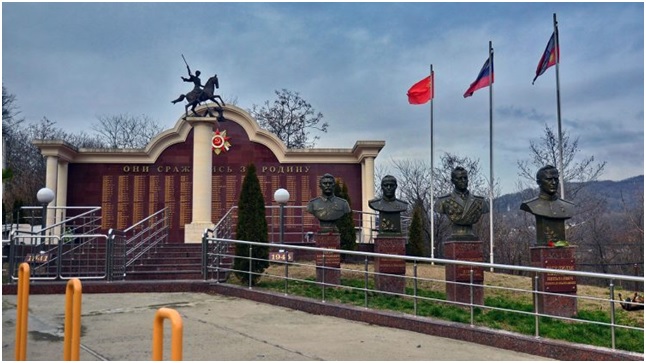 Памятный знак установлен в честь погибших в годы Великой Отечественной войны жителей села Пластунка