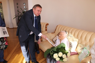 Анатолий Пахомов поздравил с наступающим праздником Весны сочинскую долгожительницу