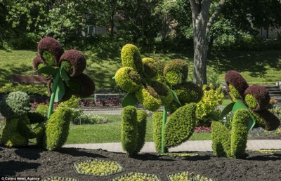 Пианист, жираф и паровоз... «Сочи парк» к открытию украсят зеленые скульптуры
