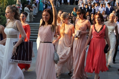 Путь во взрослую жизнь. Почти 2000 выпускников Сочи прошли парадом по улицам курорта