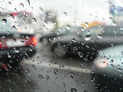 Порывистый ветер и проливные дожди ожидаются в Сочи завтра. В городе продолжает действовать штормовое предупреждение  