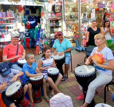Жителей и гостей Сочи научат играть на африканских барабанах