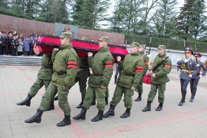 В Сочи торжественно захоронили останки советских военных летчиков