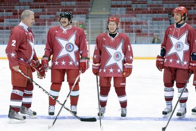 Президенты России и Белоруссии сыграли в Сочи в хоккей 