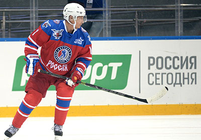 Владимир Путин в Сочи провел хоккейную тренировку