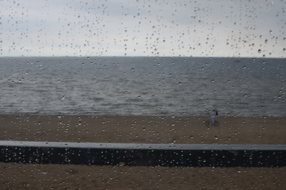 Rain beach. Ливень. Дождь на море. Пляж Дождивый. Дождь на пляже.