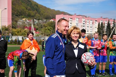 Глава минобрнауки сыграл в Сочи в футбол со сборной волонтеров