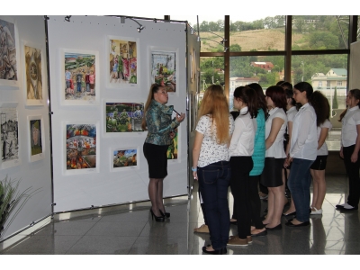 В сочинском аэропорту открылась выставка детских рисунков, посвященных Дню Победы