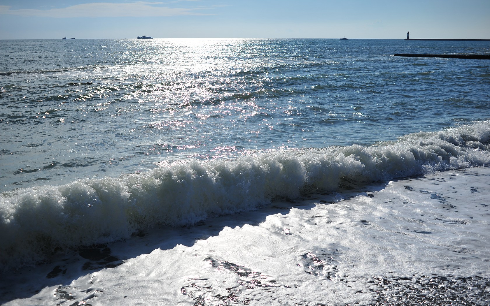 Сходить море. Черное море Сочи. Черное море зимой Сочи. Чёрное море фото Сочи. Сочи Адлер черное море.
