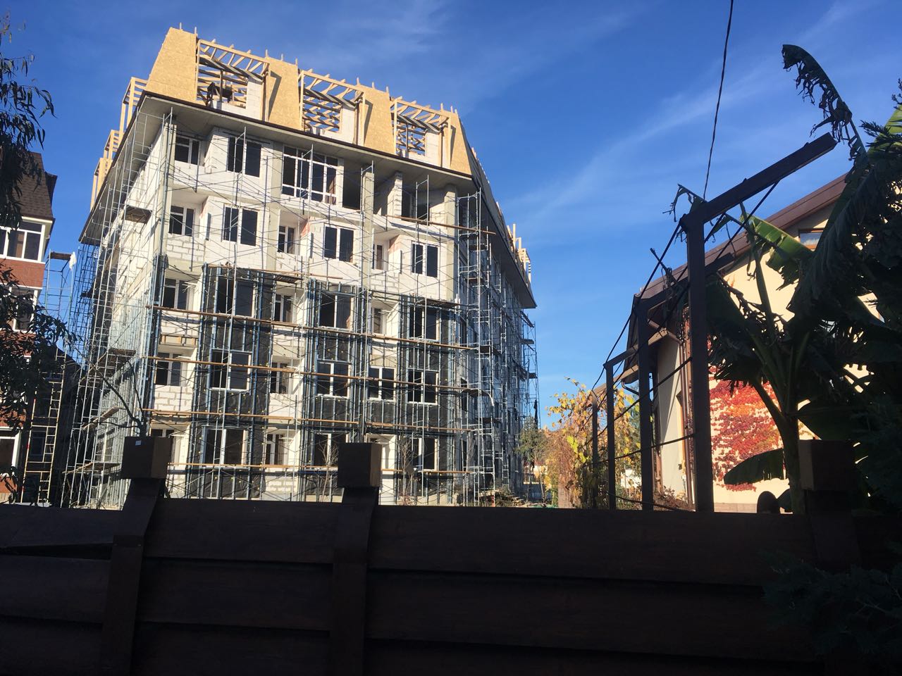 Сочи свежие отзывы. Строительная компания Сочи. Трехэтажные дома незаконные постройки в Сочи. ЖК Лилия снос Сочи.