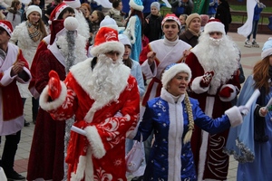 Сочинские Дед Морозы открыли главную елку города