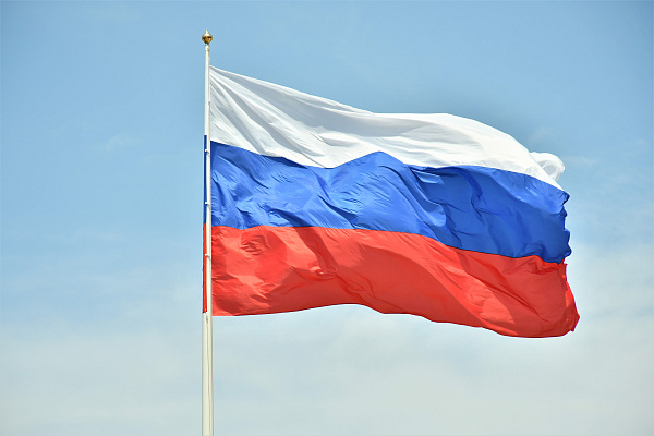 В День флага России барнаульцам раздают ленточки триколор