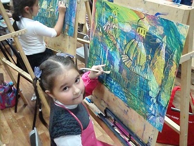 Звуки детских красок. Юная сочинская художница покоряет музеи Москвы