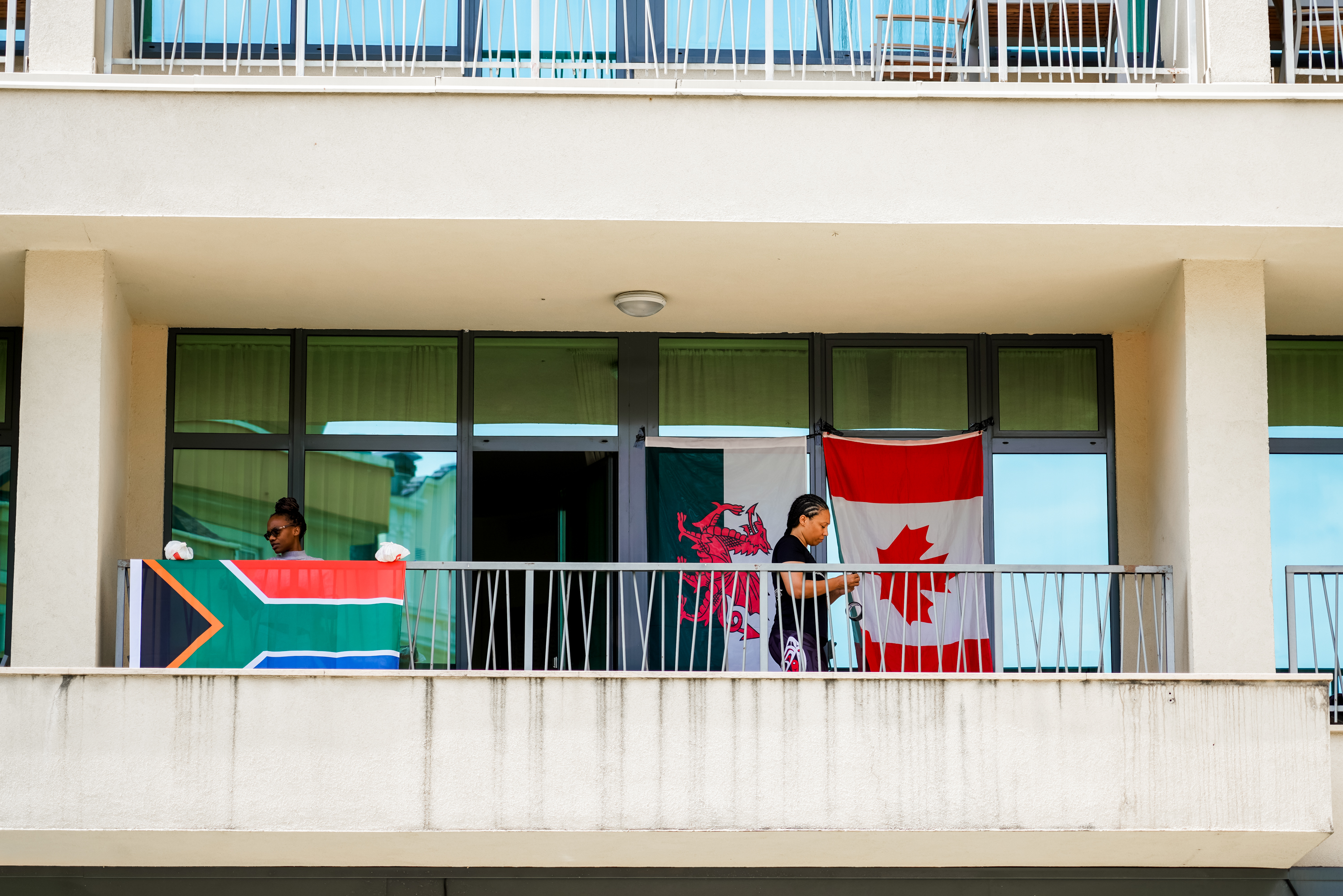 Иностранцы в сочи. Флаг на балконе. Флаг на балконе фото.
