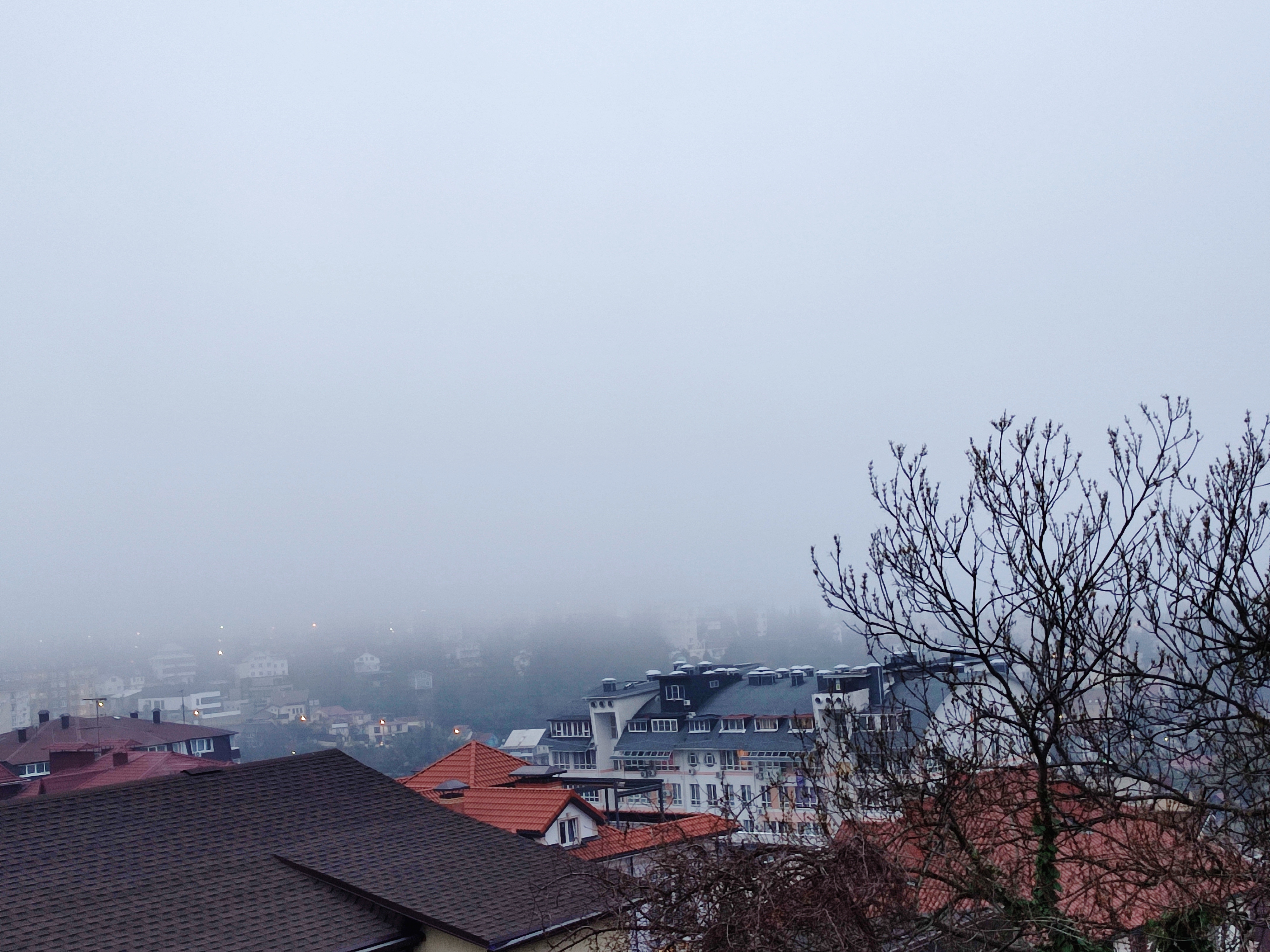 Сочи туман. Штормовое предупреждение туман. Город в тумане. Туман в Сочи фото. Туманный день.