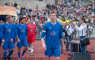 Пилоты Формулы 1 сыграли в футбол с российскими звездами в Сочи