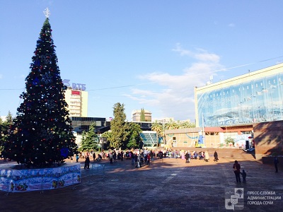 Главную елку города «зажгли» на площади Флага 