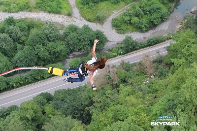 Первый в России прыжок на банджи с вертолета совершили в "Скайпарке" Сочи