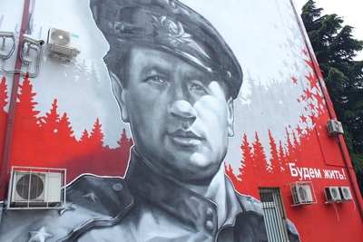 Будем жить! В Сочи появилась стена-граффити с героем фильма «В бой идут одни «старики»