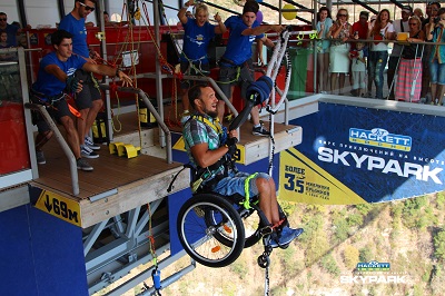 Без барьеров. В Скайпарке состоялся первый прыжок человека в инвалидной коляске