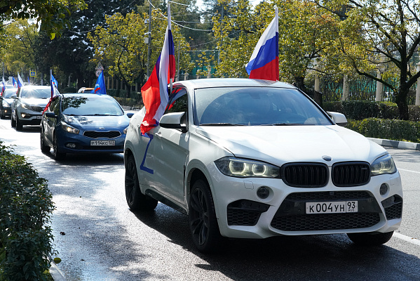 В Сочи прошел автопробег в поддержку действий Президента России по защите национальных интересов