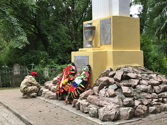 Сочинские волонтёры наводят порядок на могилах Героев Великой Отечественной войны