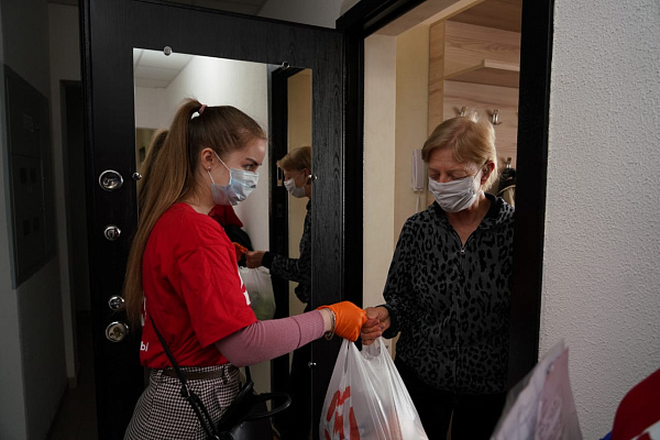Сочинские волонтёры помогают пожилым согражданам