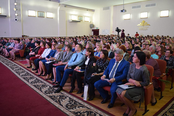 Администрацию города Сочи отметили на краевом форуме приёмных семей
