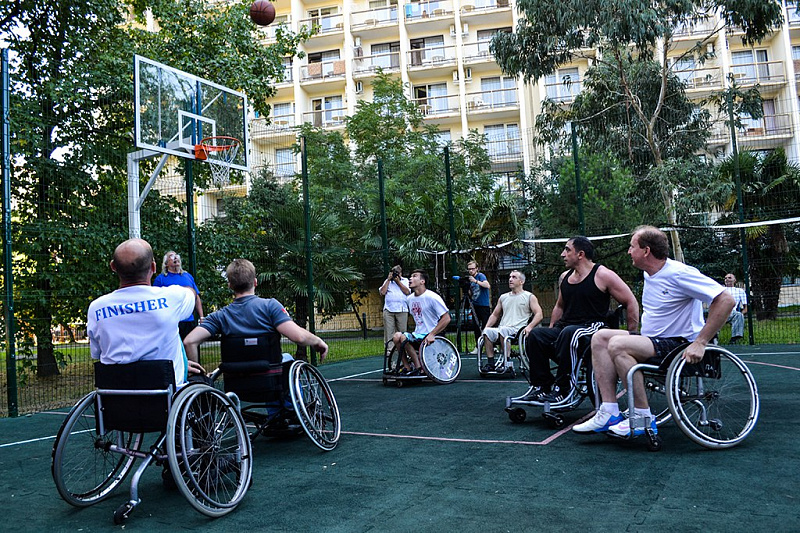 Организации занимающиеся инвалидами. Спорт для людей с ограниченными возможностями. Инвалиды занимаются спортом. Занятия спортом инвалидов. Спортивные сооружения для инвалидов.