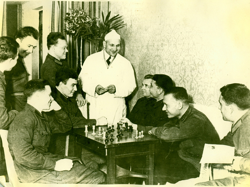Группа выздоравливающих бойцов за игрой в шахматы и хирург К.А.Гордон. Сочи, 1943 г. СГА. ФДК. Оп. 1. Ед. хр. № 3560