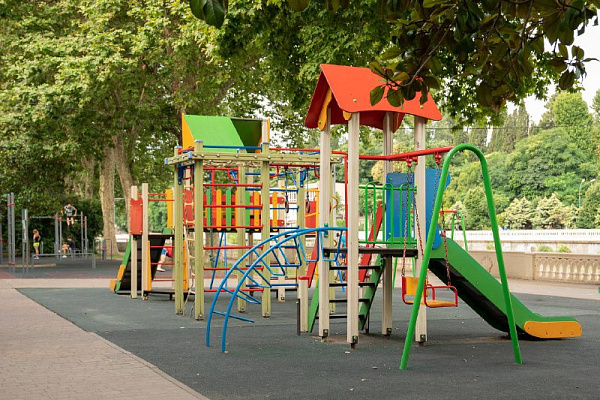 В Сочи определили первоочередной перечень детских и спортивных площадок для ремонта