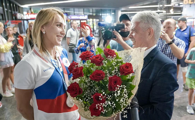 В аэропорту Сочи торжественно встретили олимпийскую чемпионку Елену Веснину 