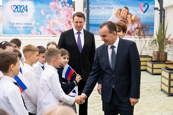 Глава Кубани Вениамин Кондратьев и мэр Сочи Алексей Копайгородский открыли новую школу на 1100 мест в Хостинском районе курорта
