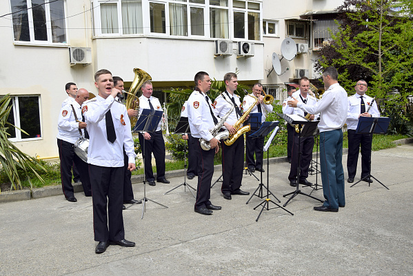 В Сочи исполняют песни военных лет для ветеранов ВОВ