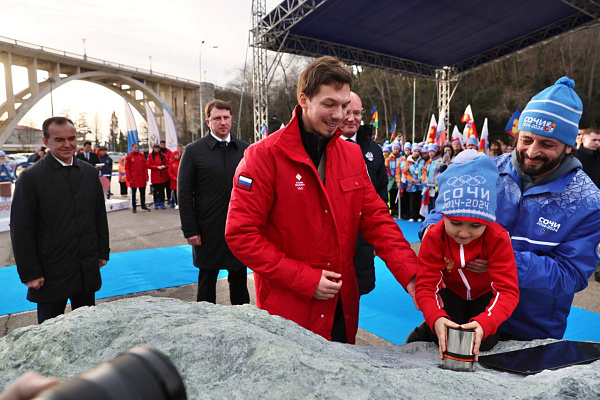 В юбилей зимней Олимпиады в Сочи заложен памятный камень на площадке строительства Академии фигурного катания и хоккея