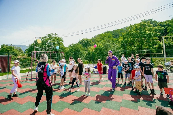 В Хостинском районе Сочи торжественно открыли новую площадку для игр и занятий спортом