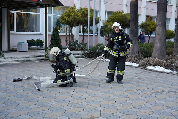 Сочинские спасатели провели пожарно-тактические учения 