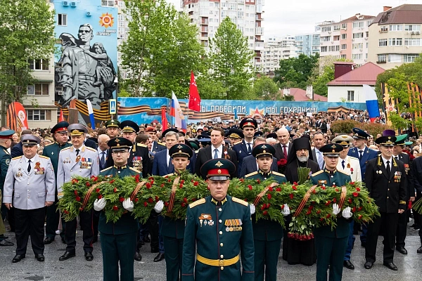 В Сочи в день 79-й годовщины Великой Победы в возложении на главном воинском мемориале приняли участие 5 тысяч человек