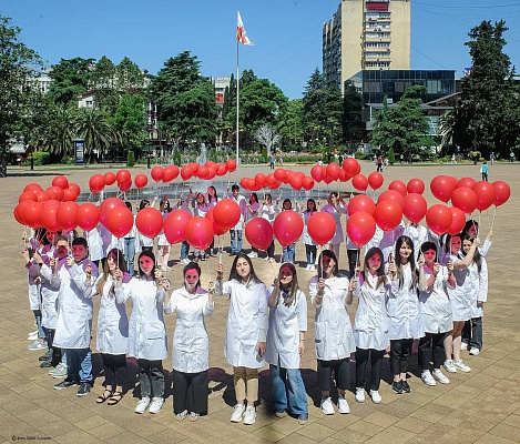 Волонтеры-медики Сочи провели флешмоб, приуроченный ко Всемирному Дню донора 